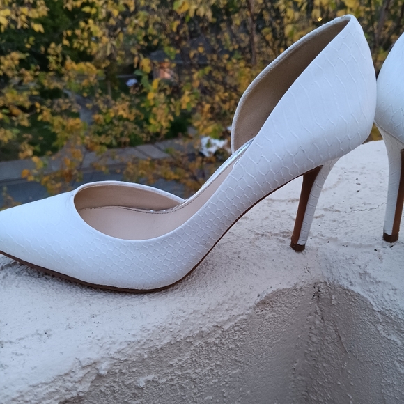 JESSICA SIMPSON IVORY SNAKE EMBOSSED POINTED TOE HEELS - Picture 10 of 11